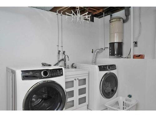 3408 50 Avenue, Innisfail, AB - Indoor Photo Showing Laundry Room