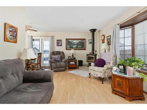 47159 833 Highway, Rural Camrose County, AB - Indoor Photo Showing Living Room