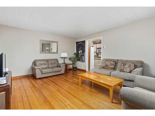 4936 49 Street, Hardisty, AB - Indoor Photo Showing Living Room