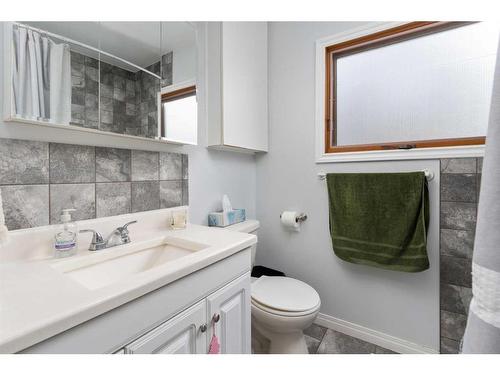 4936 49 Street, Hardisty, AB - Indoor Photo Showing Bathroom