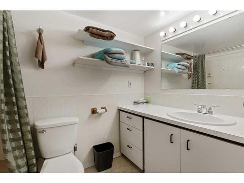 4936 49 Street, Hardisty, AB - Indoor Photo Showing Bathroom