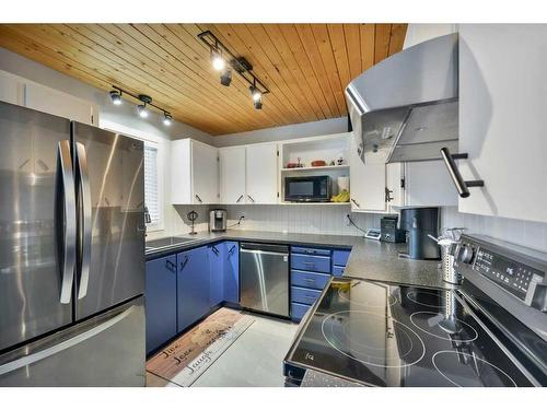 75 Norris Close, Red Deer, AB - Indoor Photo Showing Kitchen
