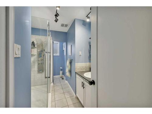 75 Norris Close, Red Deer, AB - Indoor Photo Showing Bathroom