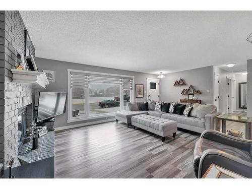 75 Norris Close, Red Deer, AB - Indoor Photo Showing Living Room