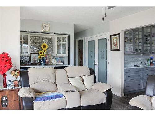 4801 48 Avenue, Forestburg, AB - Indoor Photo Showing Living Room