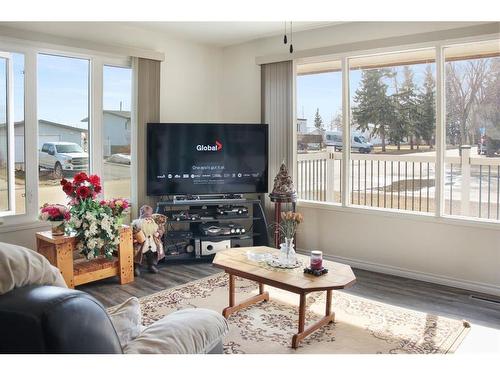 4801 48 Avenue, Forestburg, AB - Indoor Photo Showing Living Room