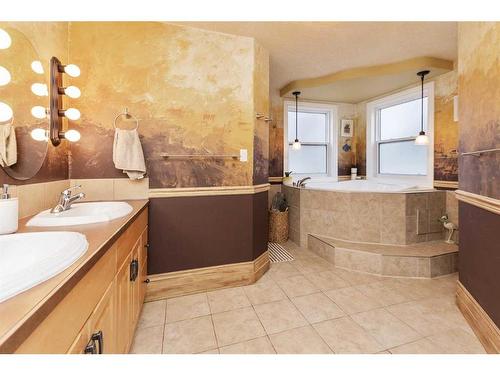 5804 44 Avenue, Red Deer, AB - Indoor Photo Showing Bathroom