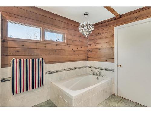 205 Wedgewood Lane, Rural Red Deer County, AB - Indoor Photo Showing Bathroom