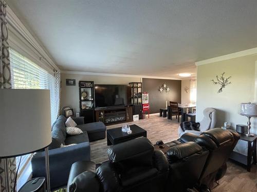 20-262065 Township Rd 422, Rural Ponoka County, AB - Indoor Photo Showing Living Room