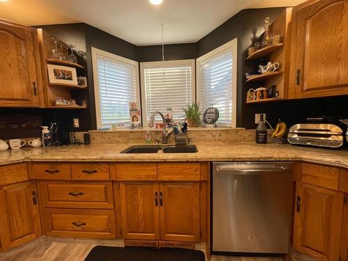 20-262065 Township Rd 422, Rural Ponoka County, AB - Indoor Photo Showing Kitchen With Double Sink