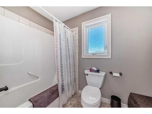 6405 53 Avenue Close, Ponoka, AB - Indoor Photo Showing Bathroom