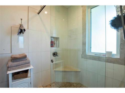 5705 54 Avenue, Stettler, AB - Indoor Photo Showing Bathroom