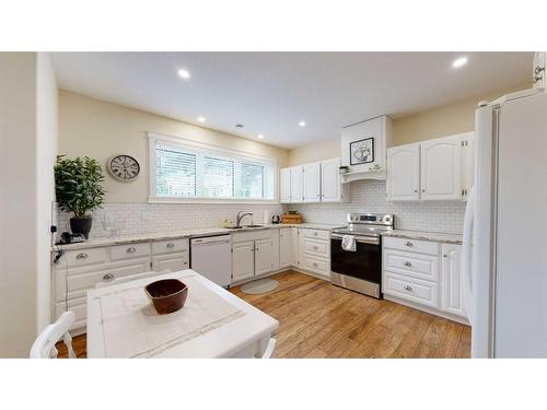 5705 54 Avenue, Stettler, AB - Indoor Photo Showing Kitchen