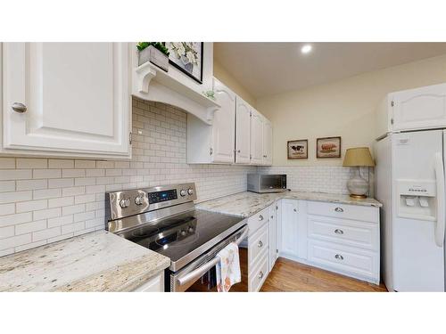 5705 54 Avenue, Stettler, AB - Indoor Photo Showing Kitchen