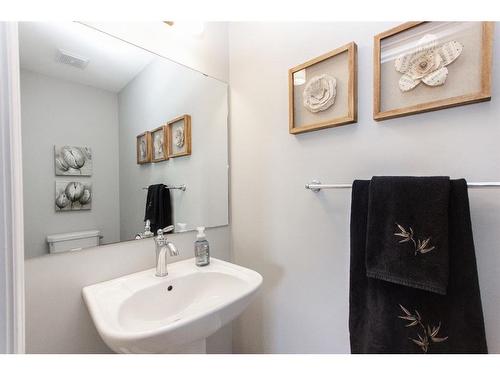 624 Robinson Avenue, Penhold, AB - Indoor Photo Showing Bathroom