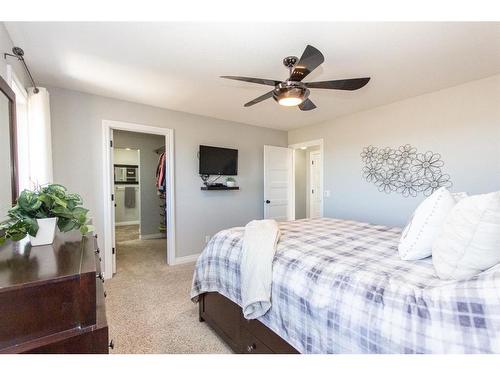 624 Robinson Avenue, Penhold, AB - Indoor Photo Showing Bedroom