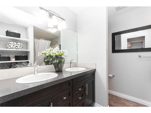 624 Robinson Avenue, Penhold, AB - Indoor Photo Showing Bathroom