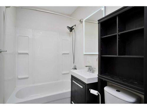 5823 51 Avenue, Stettler, AB - Indoor Photo Showing Bathroom