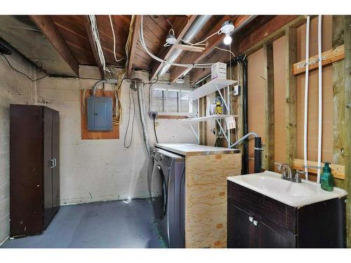 5823 51 Avenue, Stettler, AB - Indoor Photo Showing Laundry Room