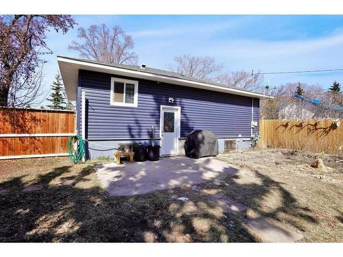 5823 51 Avenue, Stettler, AB - Outdoor With Exterior