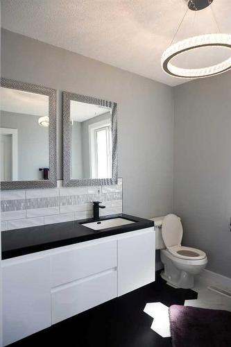 4923 47 Street, Hardisty, AB - Indoor Photo Showing Bathroom