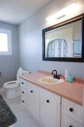 4923 47 Street, Hardisty, AB - Indoor Photo Showing Bathroom