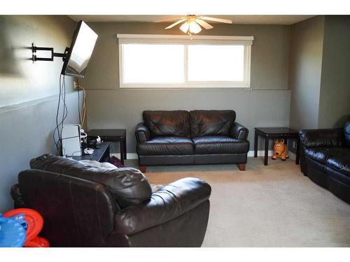 4923 47 Street, Hardisty, AB - Indoor Photo Showing Living Room