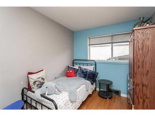 4302 Grandview Boulevard, Red Deer, AB - Indoor Photo Showing Bedroom
