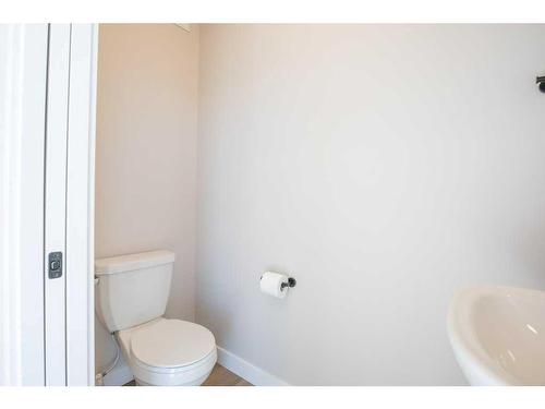 21 Gray Close, Sylvan Lake, AB - Indoor Photo Showing Bathroom