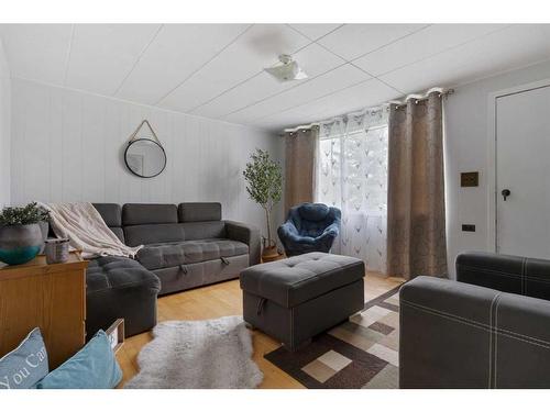 4837 49 Street, Sedgewick, AB - Indoor Photo Showing Living Room