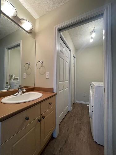97 Sunrose Lane, Leduc, AB - Indoor Photo Showing Bathroom