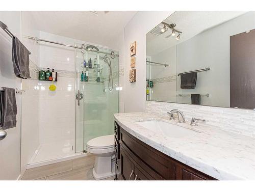 414 Ormsby Rd West Nw, Edmonton, AB - Indoor Photo Showing Bathroom