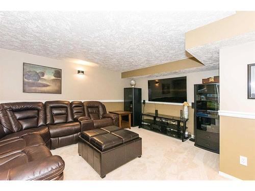 414 Ormsby Rd West Nw, Edmonton, AB - Indoor Photo Showing Living Room