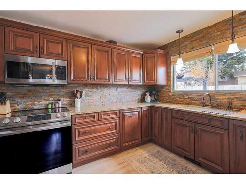 5219 58 Street, Rocky Mountain House, AB - Indoor Photo Showing Kitchen