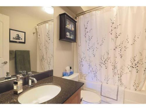 103-5901 71 Avenue, Rocky Mountain House, AB - Indoor Photo Showing Bathroom