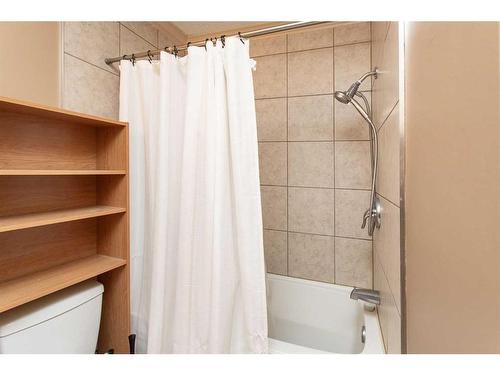 302-4722 44 Street, Sylvan Lake, AB - Indoor Photo Showing Bathroom