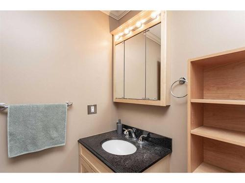 302-4722 44 Street, Sylvan Lake, AB - Indoor Photo Showing Bathroom