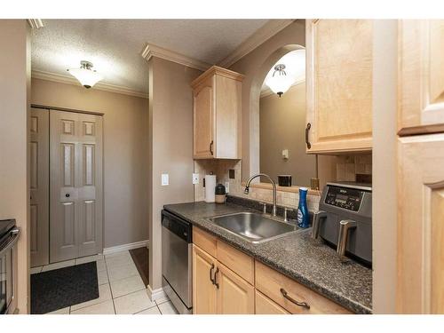 302-4722 44 Street, Sylvan Lake, AB - Indoor Photo Showing Kitchen