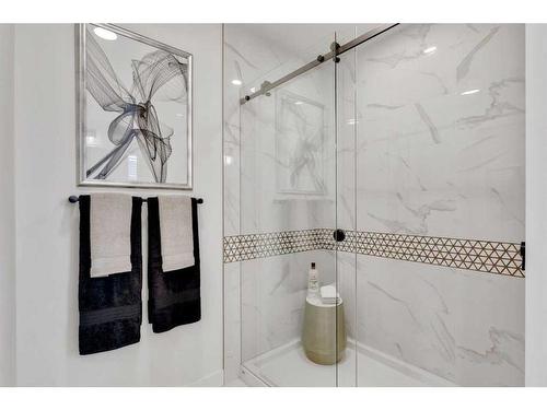 67 Versant View Sw, Calgary, AB - Indoor Photo Showing Bathroom