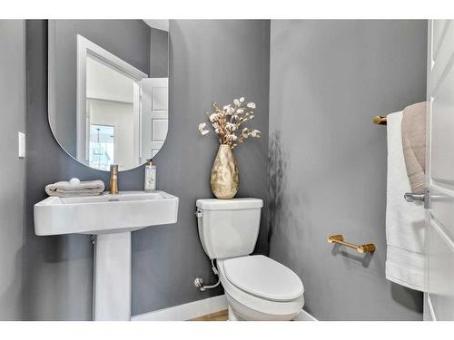 67 Versant View Sw, Calgary, AB - Indoor Photo Showing Bathroom