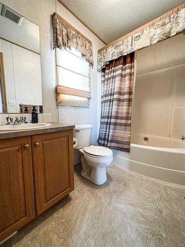 6006 54 Avenue Close, Stettler, AB - Indoor Photo Showing Bathroom