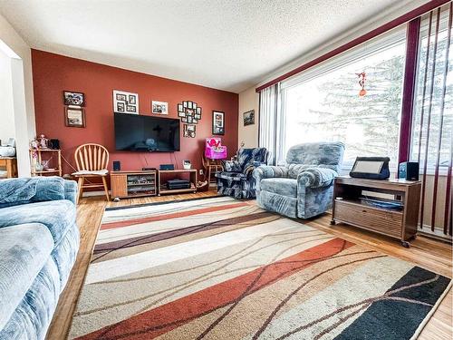 5011 72 Street, Stettler, AB - Indoor Photo Showing Living Room