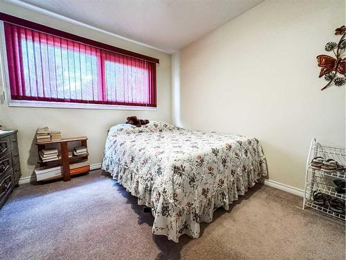 5011 72 Street, Stettler, AB - Indoor Photo Showing Bedroom