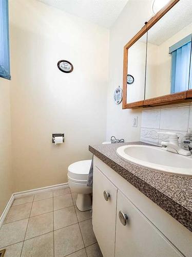 5011 72 Street, Stettler, AB - Indoor Photo Showing Bathroom