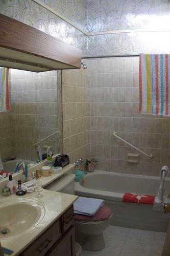407-3719C 49 Street Nw, Calgary, AB - Indoor Photo Showing Bathroom