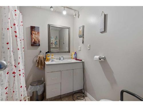 11 Mackenzie Drive, Sedgewick, AB - Indoor Photo Showing Bathroom