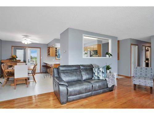 136 3 Rd Avenue South, Big Valley, AB - Indoor Photo Showing Living Room