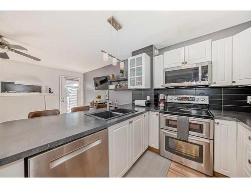 #3 3720-45 Street, Ponoka, AB - Indoor Photo Showing Kitchen With Double Sink