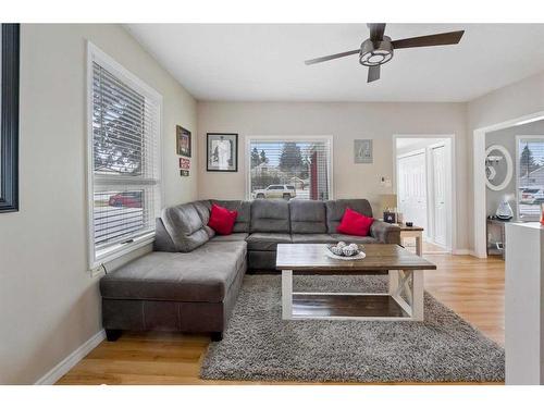 4818 50 Street, Sedgewick, AB - Indoor Photo Showing Living Room