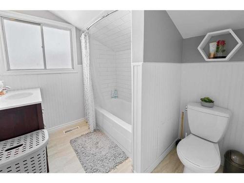 4818 50 Street, Sedgewick, AB - Indoor Photo Showing Bathroom